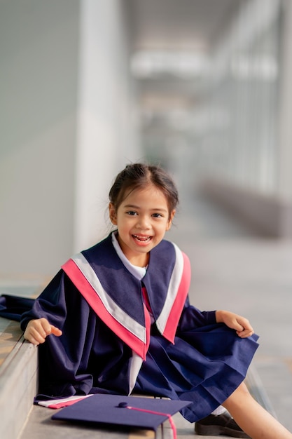 Niñas asiáticas felices en batas de graduación el día de su graduación en la escuelaConcepto de graduación con espacio de copiax9