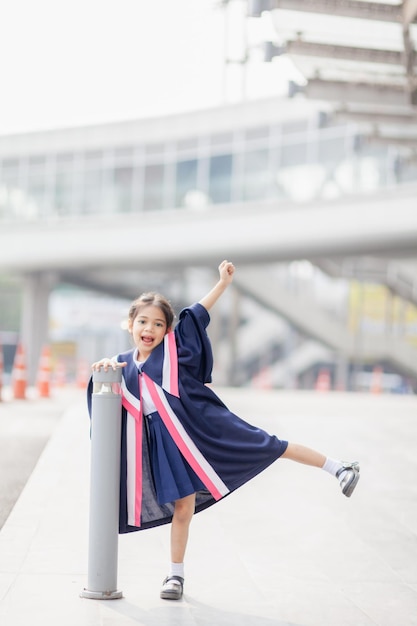 Niñas asiáticas felices en batas de graduación el día de su graduación en la escuelaConcepto de graduación con espacio de copiax9