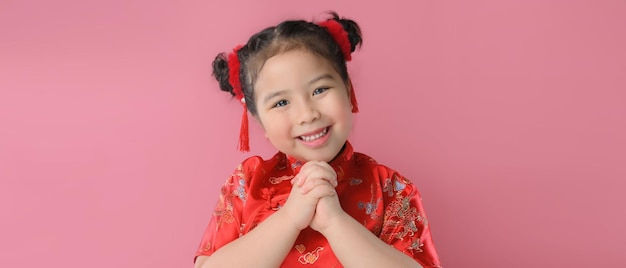Niñas asiáticas lindas sonrientes en vestido tradicional chino rojo. Concepto de feliz año nuevo chino.