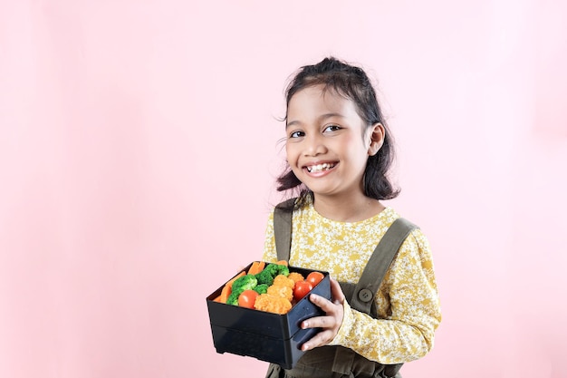 Niñas asiáticas mostrando su caja de almuerzo