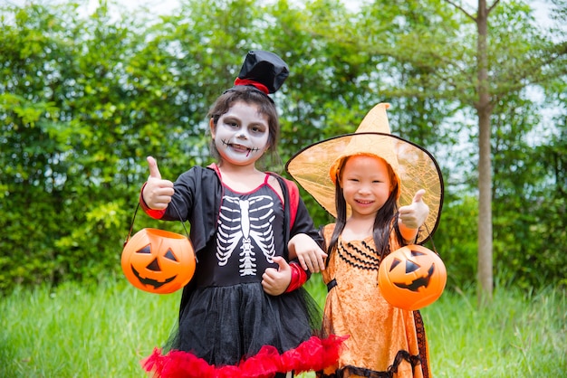 Niñas asiáticas en traje de Halloween