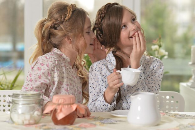 Niñas bebiendo té