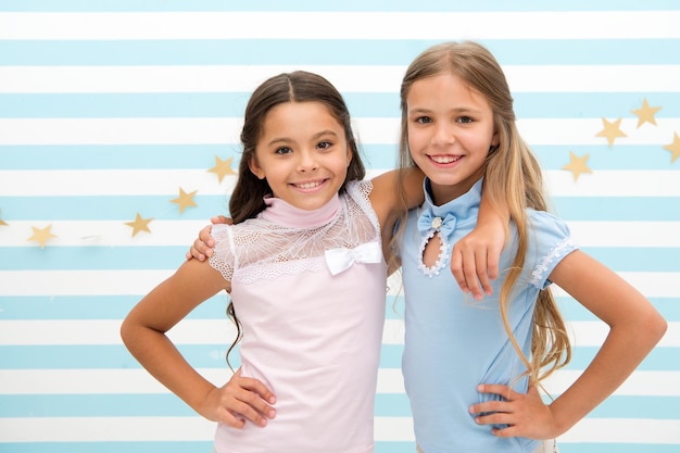 Foto niñas bonitas de moda para niños demuestran niñas pequeñas de moda para niños con una sonrisa en la cara