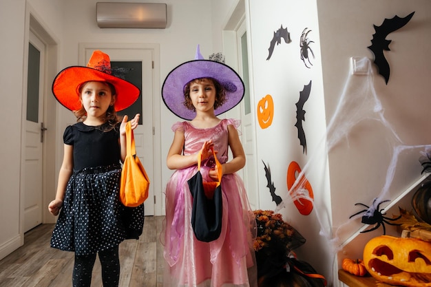 Foto niñas brujas esperando golosinas de halloween