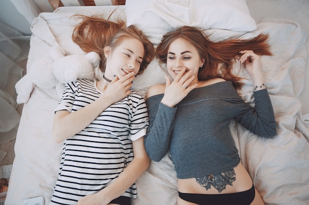 Niñas en la cama