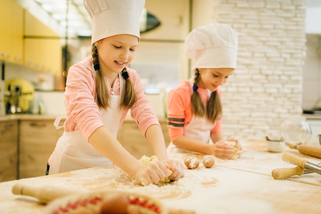 Las niñas chefs arrugan la masa