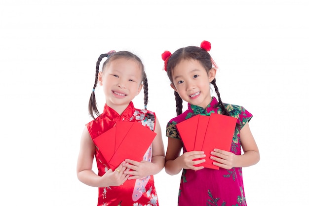 Niñas chinas en vestido tradicional de color rojo