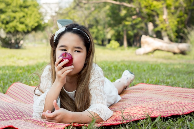 Las niñas comen manzanas en el tatami.