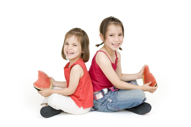 Niñas comiendo sandía aislado