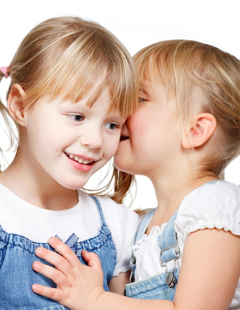 Niñas compartiendo un secreto