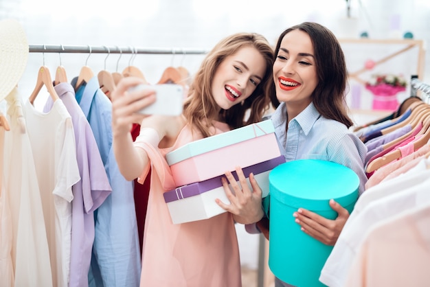 Niñas en las compras. Elige ropa en la tienda.