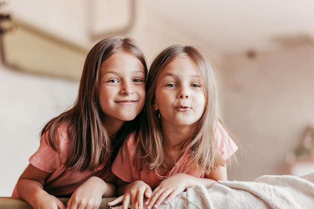 Niñas divertidas juegan en casa niñas divirtiéndose y bailando recreación y entretenimiento en casa