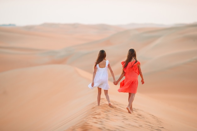 Niñas entre dunas en el desierto de Rub al-Khali en Emiratos Árabes Unidos