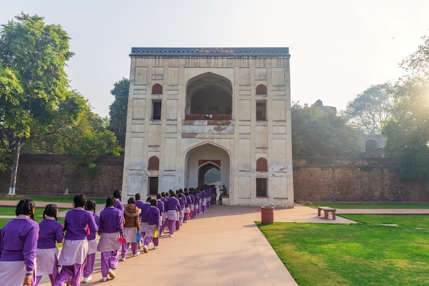 Niñas de la escuela indias en el recorrido a la tumba de Humayun, Nueva Delhi, India.