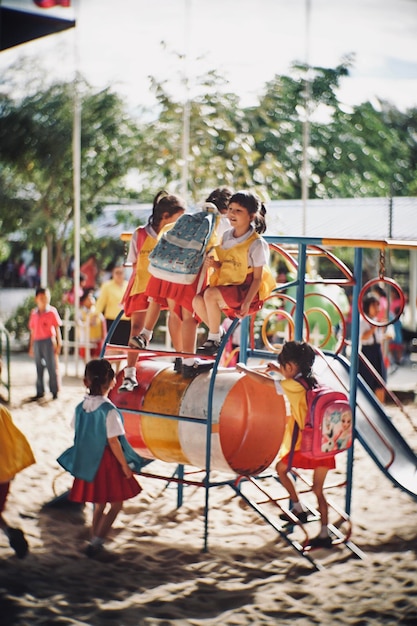 Foto las niñas están jugando en equipos de juego al aire libre