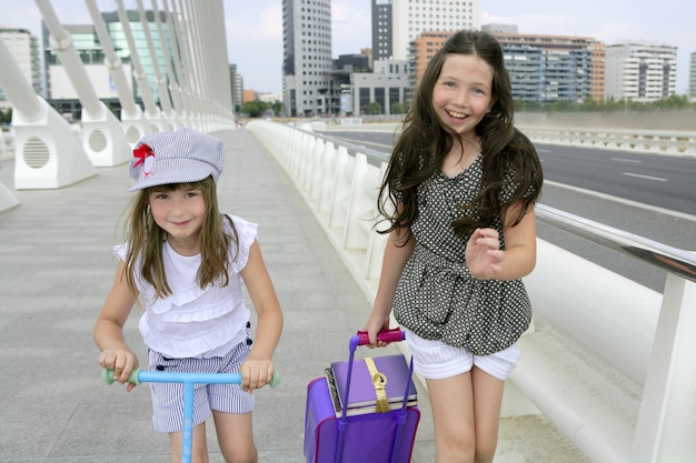 Niñas estudiantes que van a la escuela en la ciudad