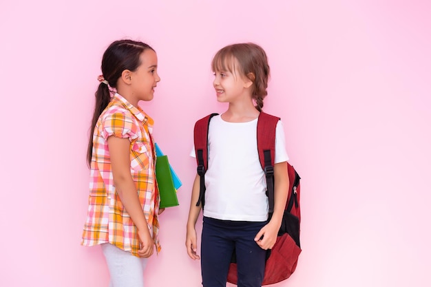 niñas felices con compañeros de clase divirtiéndose en la escuela