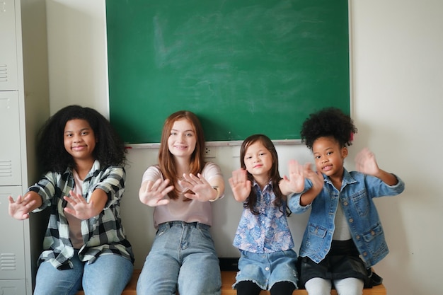 Niñas felices contra la pizarra con regreso a la escuela