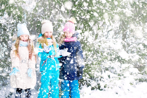 Niñas felices durante un paseo de invierno en un bosque