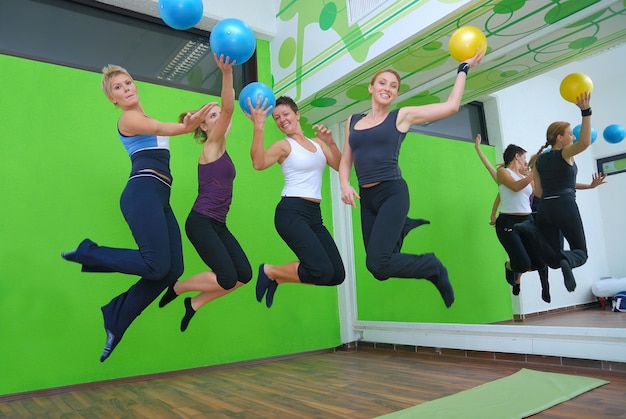 niñas felices saltando en el gimnasio