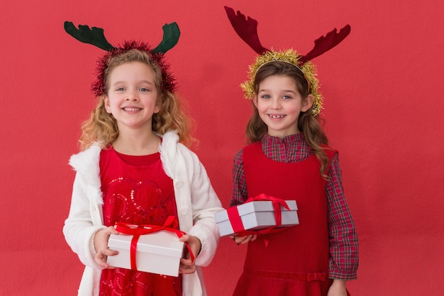 Niñas festivas con regalos