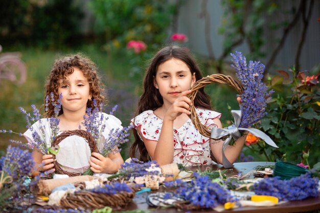 Las niñas hacen coronas de lavanda caseras como decoración.