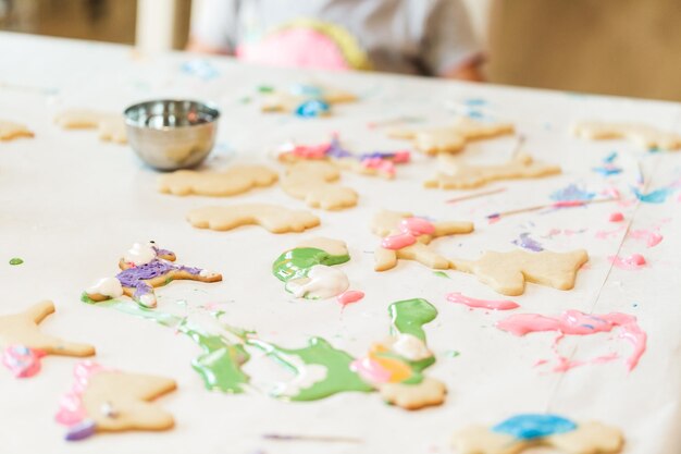 Niñas haciendo galletas de unicornio en la fecha de juego.