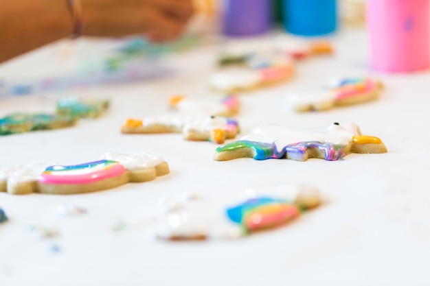 Niñas haciendo galletas de unicornio en la fecha de juego.