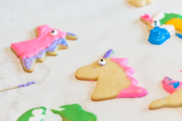 Niñas haciendo galletas de unicornio en la fecha de juego.