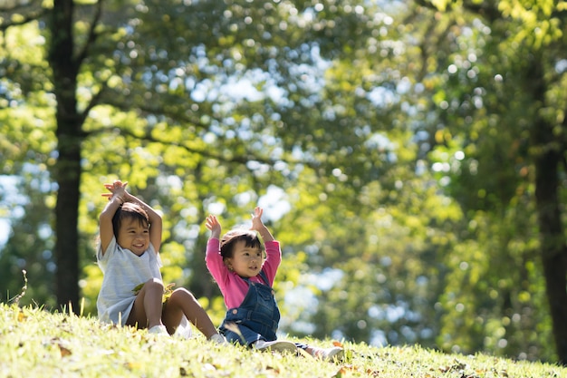 Niñas juegan en el parque