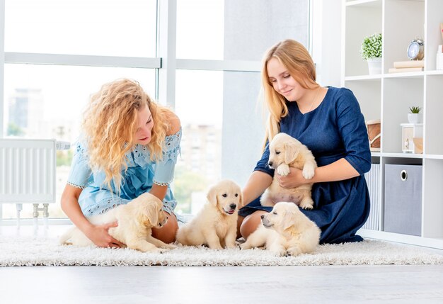 Niñas jugando con cachorros