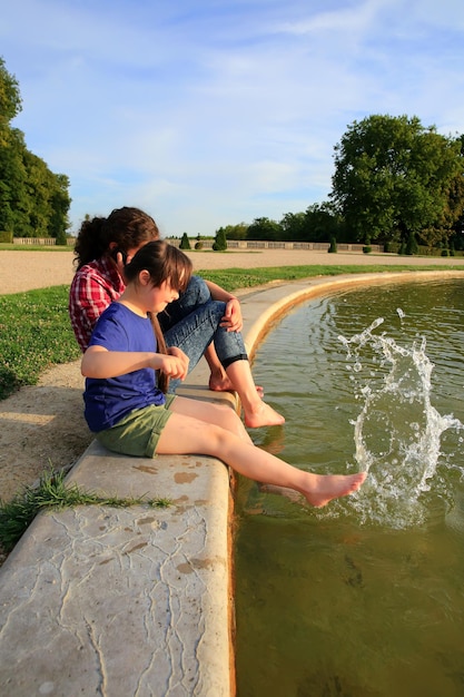 Niñas jugando con la fuente