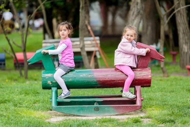 Niñas jugando en el parque