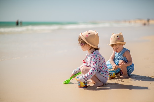 Niñas jugando en la playa de la isla de Fuerteventura