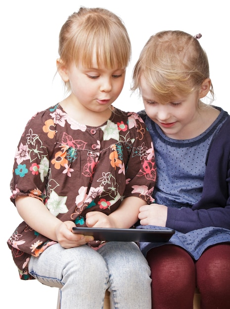 Niñas jugando con una tableta