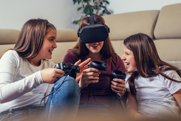 Foto niñas jugando con videojuegos en casa