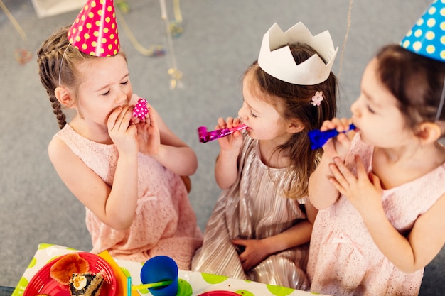 Foto niñas con juguetes de fiesta en cumpleaños