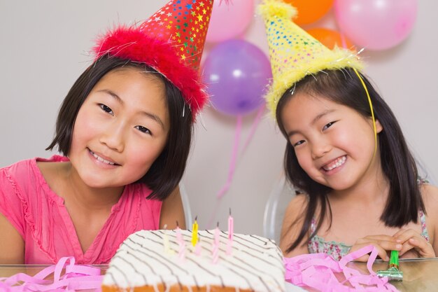 Niñas lindas en la fiesta de cumpleaños