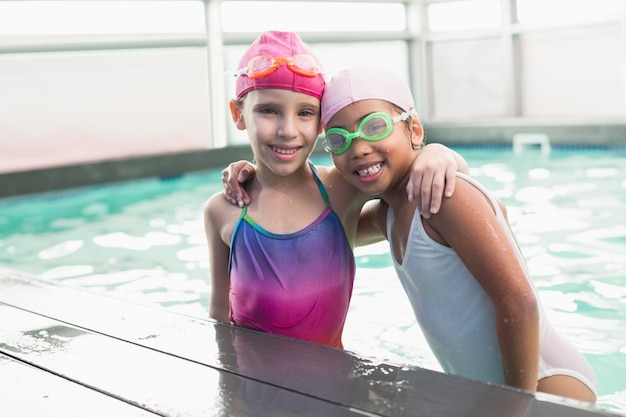 Niñas lindas en la piscina