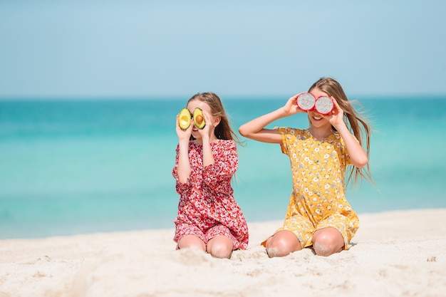 Niñas lindas en la playa durante las vacaciones de verano