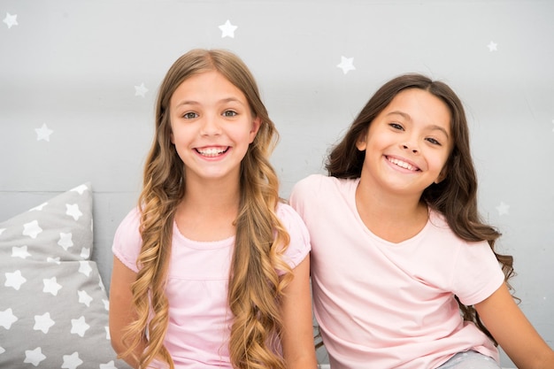 Niñas niños con cabello largo y rizado Concepto de fiesta de pijamas Las niñas solo quieren divertirse Secretos de niña honestos y sinceros Amigos los niños tienen un buen tiempo de ocio agradable Mejores amigos para siempre