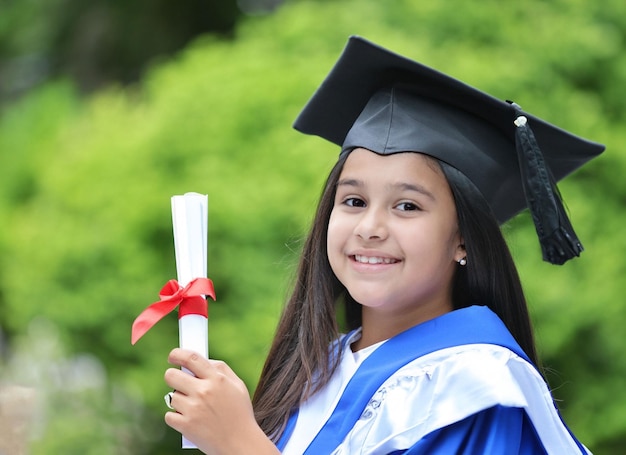 Foto niñas y niños graduados con diploma