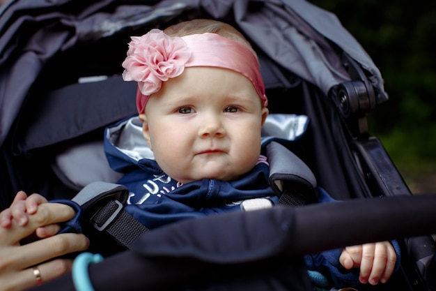 Las niñas no son felices, close-up al aire libre