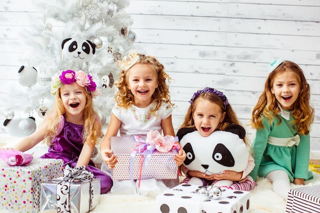 Niñas pequeñas celebrando una fiesta con peluches