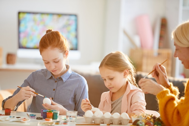 Niñas pintando huevos de pascua