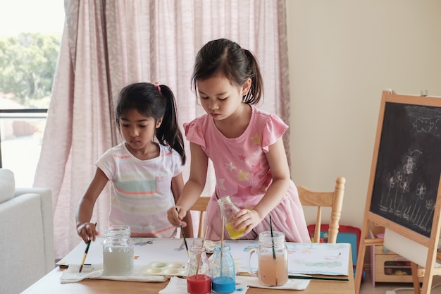 Niñas pintando, montessori educación en el hogar educación