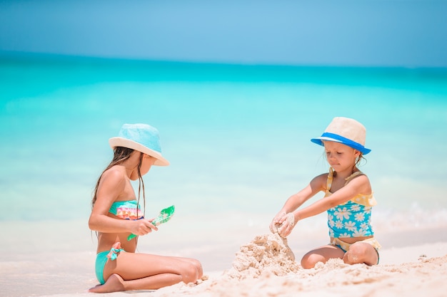 Niñas en la playa durante las vacaciones de verano