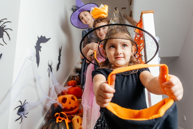 Niñas recibiendo un montón de dulces durante el truco o trato de Halloween