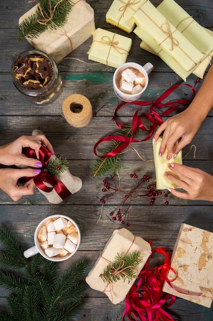 Las niñas sellan los regalos y beben cacao con malvaviscos