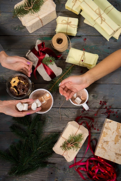 Las niñas sellan los regalos y beben cacao con malvaviscos